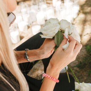 Flower designer crea allestimenti floreali eleganti per un ricevimento nuziale