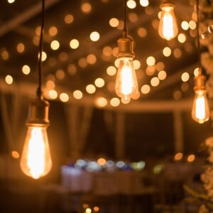 Illuminazione soffusa con lampadine sospese per un’atmosfera romantica