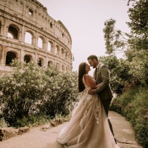 Destination wedding a Roma: sposi si baciano davanti al Colosseo