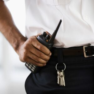 Bodyguard con ricetrasmittente garantisce sicurezza durante un evento esclusivo