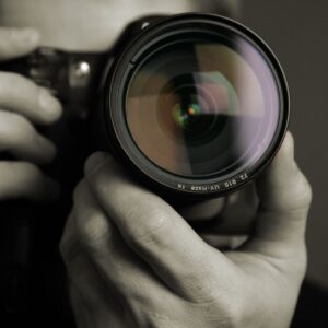 Fotografo professionista regola l’obiettivo durante un servizio fotografico