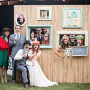 Angolo photo booth instagrammabile per ospiti di un ricevimento di nozze
