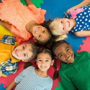 Bambini felici giocano con animatori durante un evento privato