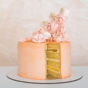 Torta nuziale rosa con dettagli raffinati, realizzata da esperti cake designer