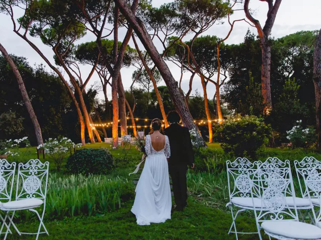 Sposi nel Parco Iris Sgaravatti illuminato di notte, location matrimoni Roma